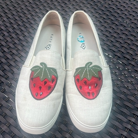 Katy Perry Women's The Kerry Strawberry Canvas Slip-On Sneaker Size 7.5 m - Picture 1 of 10